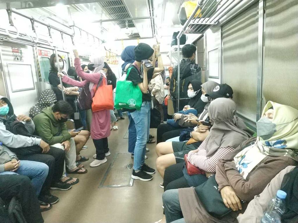 Masyarakat masih dianjurkan untuk memakai masker saat melakukan perjalanan menggunakan kereta rel listrik atau KRL di Jakarta, Sabtu (10/6/2023).