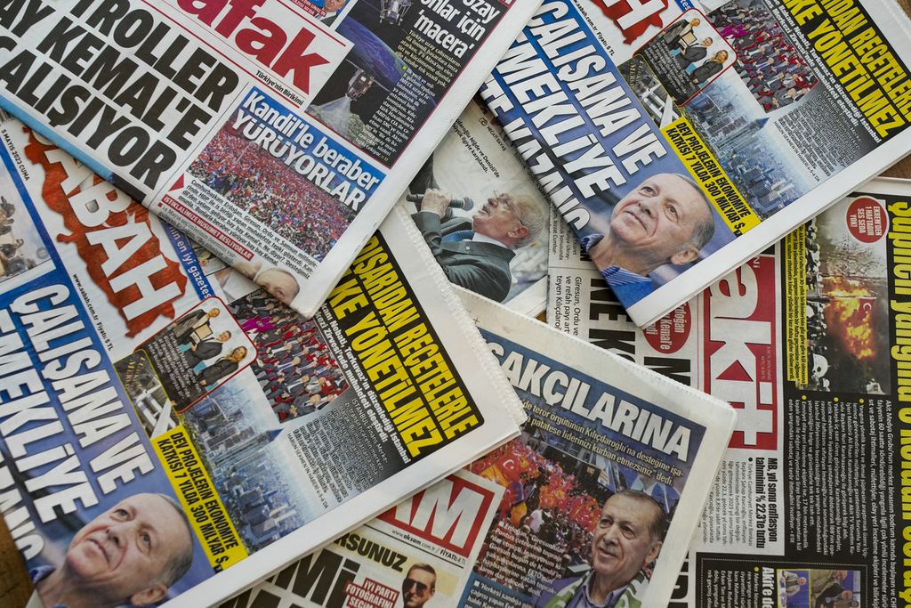 Sejumlah surat kabar di Turki memasang foto kandidat presiden Turki, yaitu petahana Recep Tayyip Erdogan dan tokoh oposisi Kemal Kilicdaroglu di sebuah kios di Istanbul, Turki pada Jumat (5/5/2023).