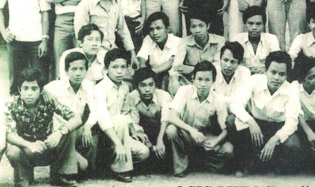 Mahfud MD (bawah, kedua dari kiri) saat menempuh Sekolah Pendidikan Hakim Islam Negeri (PHIN) pada tahun 1976. 