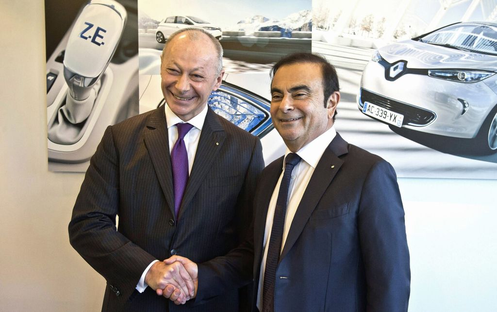 CEO Renault, Carlos Ghosn, bersama dengan wakilnya Thierry Bollore, pada foto tertanggal 16 Februari 2018. Bollore diangkat menggantikan peran Ghosn pascapenangkapan Ghosn di Jepang 