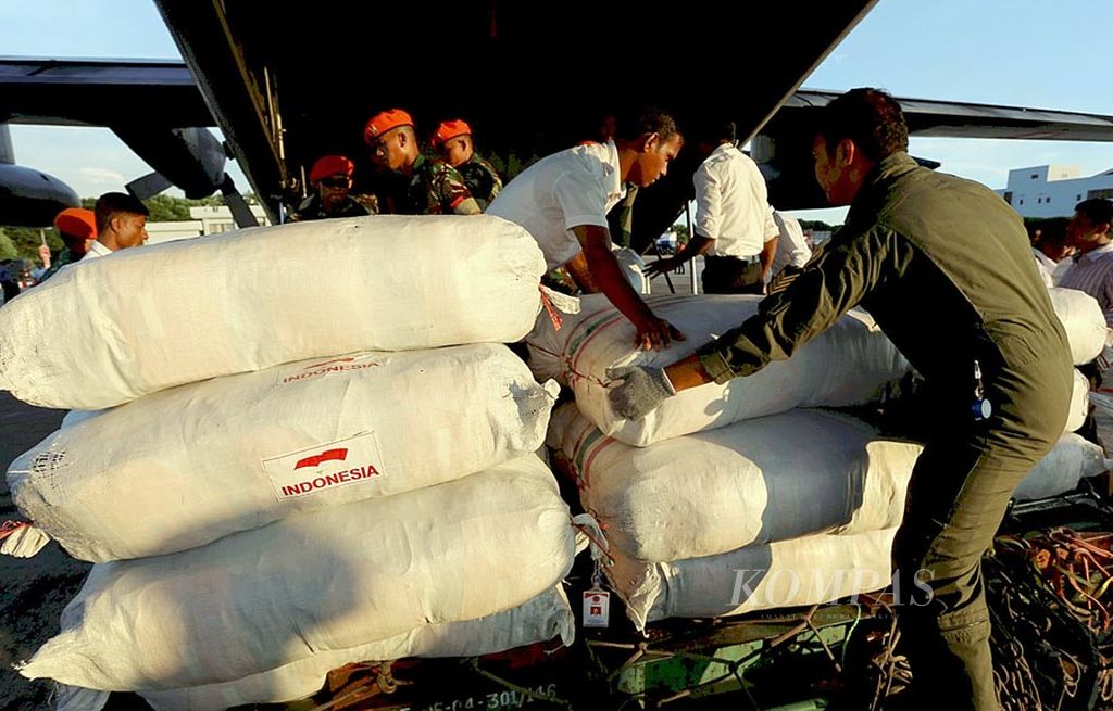 Anggota  Pasukan Khas TNI Angkatan Udara, 15 September 2017, menurunkan bantuan pakaian dan gula pasir dari pesawat C-130 Hercules TNI AU yang mengangkut bantuan kemanusiaan untuk warga Rakhine, Myanmar, yang melarikan diri ke Cox\'s Bazar, Banglades. Pesawat mendarat di Bandara  Shah Amanat, Chittagong, Banglades, yang berjarak 170 kilometer dari Cox\'s Bazar.