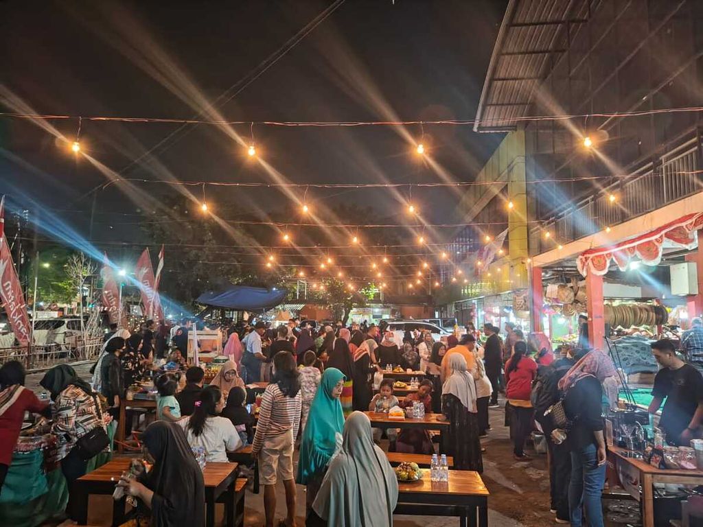 Suasana Bazar Senja Surya di Pasar Kembang, Surabaya, Jawa Timur. Bazar UMKM kuliner dengan hiburan musik berlangsung pada 7-31 Agustus 2023 untuk memeriahkan bulan kemerdekaan.