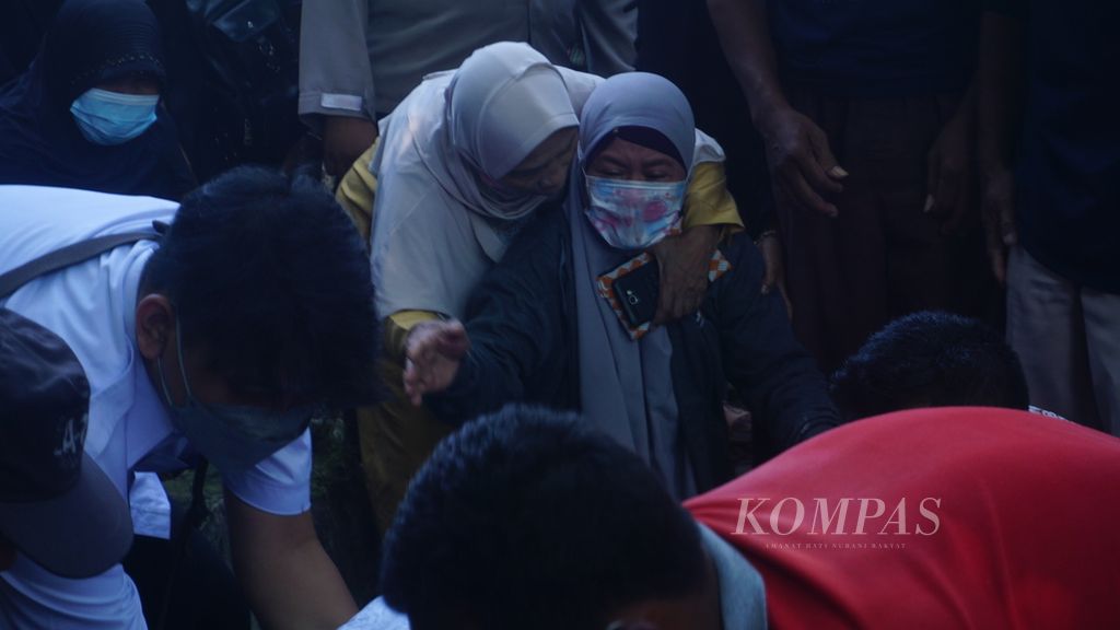 Kartini (tengah), bude UF, menangis histeris mengetahui keponakannya tewas dianiaya kedua putranya, di Kecamatan Kartasura, Kabupaten Sukoharjo, Jawa Tengah, Rabu (13/4/2022). Penganiayaan diduga dipicu pengalaman kekerasan yang pernah dialami kedua tersangka.