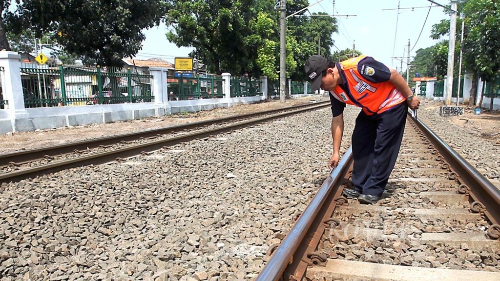 Ilustrasi- Petugas dari PT KAI Commuter Jabodetabek, Lasimin (50), memeriksa kondisi rel kereta dari Stasiun Lenteng Agung hingga Stasiun Tanjung Barat, Jakarta, Kamis (28/7/2016). 
