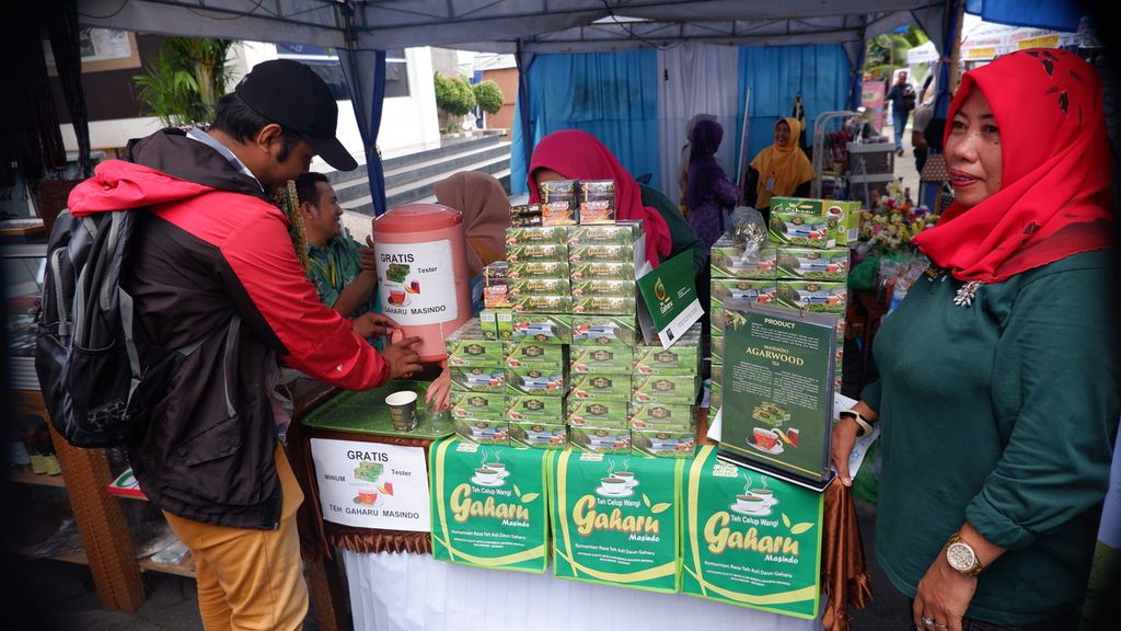 Pengunjung mencoba minuman teh gaharu dalam kegiatan Asosiasi Pengusaha Indonesia (Apindo) UMKM Expo II di Banjarmasin, Kalimantan Selatan, Rabu (29/1/2020). Kegiatan itu bertujuan untuk mendekatkan UMKM dengan pasar atau pembeli dan memberikan dorongan serta motivasi kepada UMKM untuk terus-menerus berinovasi.