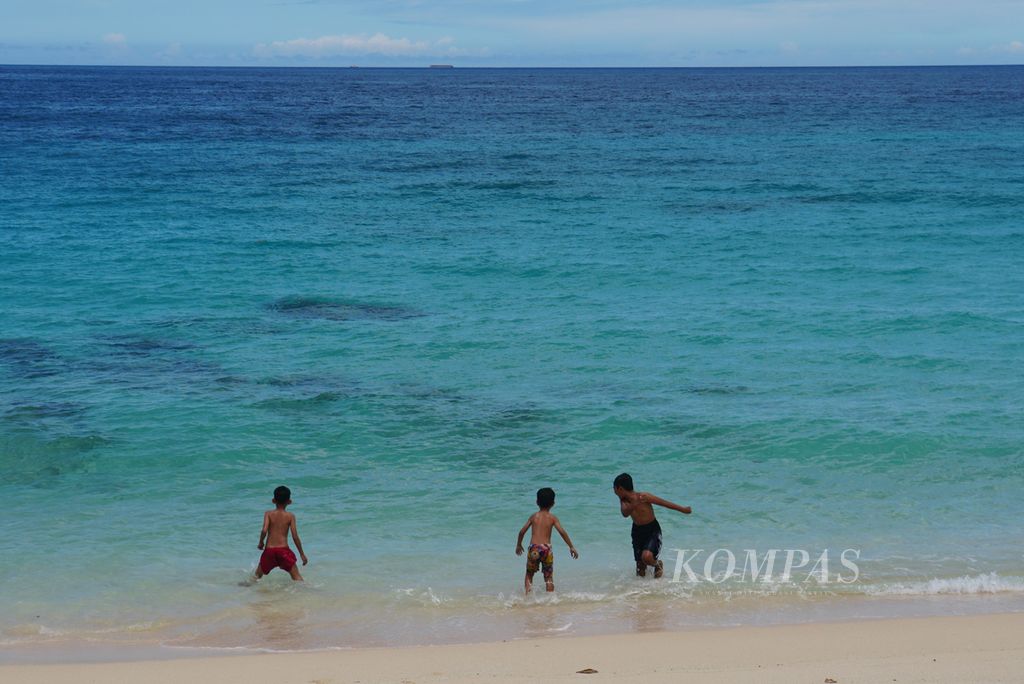Anak-anak bermain air di Pantai Paal yang terletak di Desa Marinsow, Likupang Timur, Minahasa Utara, Sulawesi Utara, Sabtu (16/9/2023). 