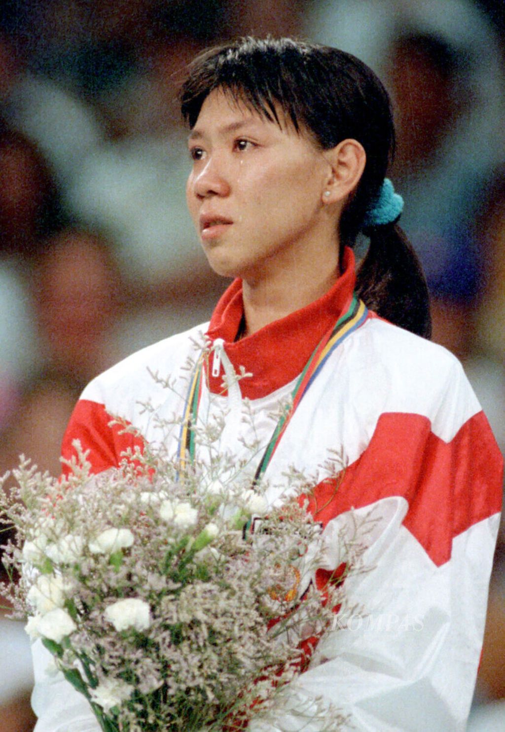 Pebulu tangkis Susi Susanti pada acara penghormatan menerima medali emas Olimpiade pertama untuk Indonesia, 4 Agustus 1992 di Barcelona, Spanyol.