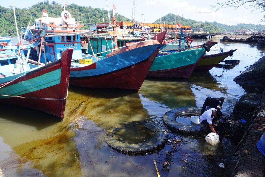 Warga mengumpulkan minyak mentah yang tumpah di perairan Nusakambangan untuk diambil oleh pihak Pertamina di sekitar Dermaga Wijayapura, Cilacap, Jawa Tengah, Selasa (28/6/2022). 