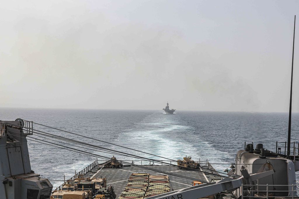 Landasan pacu kapal amfibi USS Carter Hall dan kapal penyerang amfibi USS Bataan berlayar di Selat Bab al-Mandeb di perairan Laut Merah, 9 Agustus 2023. Eskalasi di Laut Merah meningkat menyusul perang Hamas-Israel di Gaza.