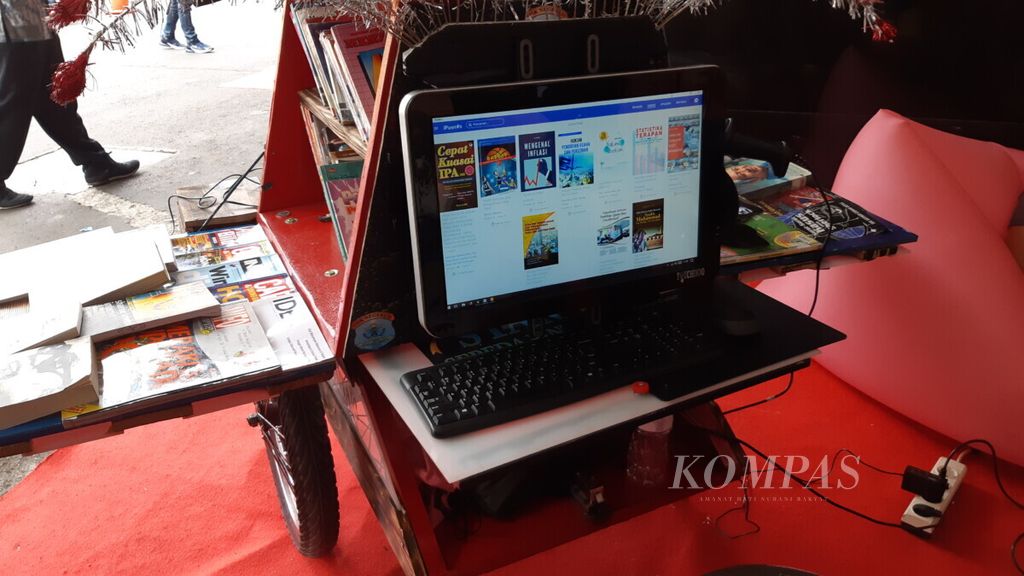 The literacy bicycle made by the team from SMKN 26 Jakarta was exhibited at the School Literacy Festival in Jakarta, Saturday (27/7/2019).