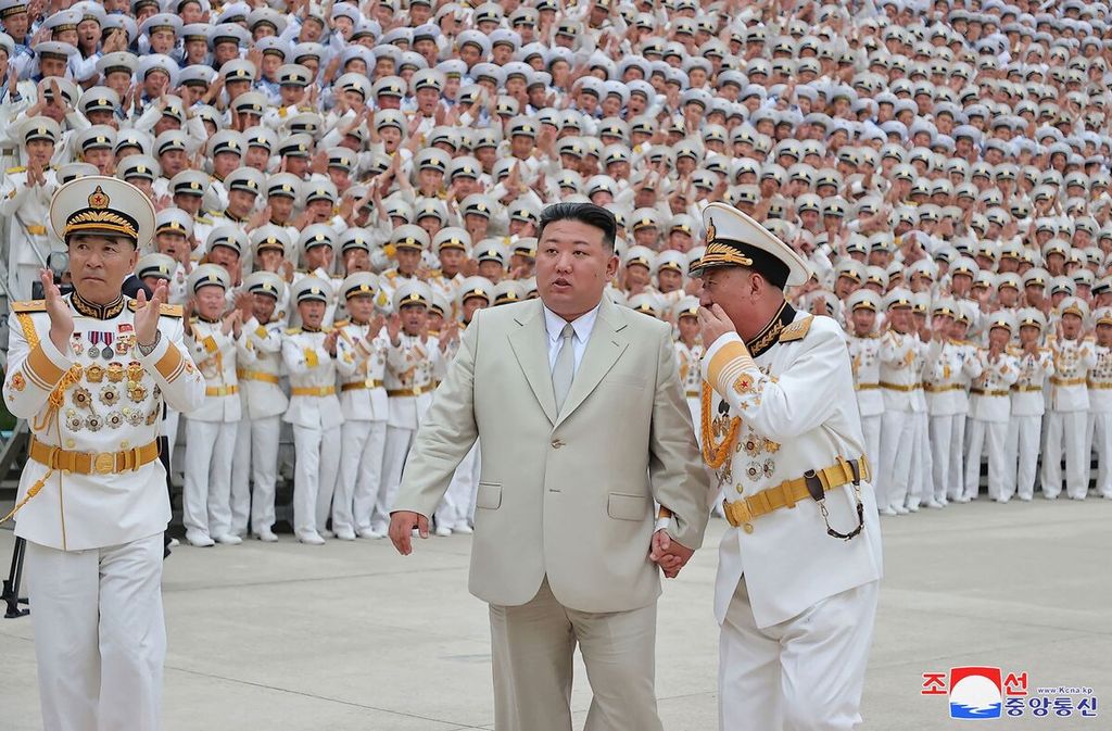 Foto Pemimpin Korea Utara Kim Jong Un yang dirilis Korean Central News Agency (KCNA) pada 29 Agustus 2023 saat hadir dalam acara Naval Command of the Korean People's Army untuk memperingati Hari Angkatan Laut di sebuah lokasi di Korea Utara. 