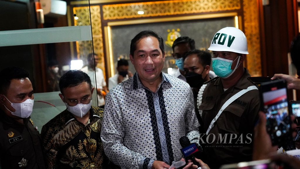 Mantan Menteri Perdagangan Muhammad Lutfi seusai menjalani pemeriksaan tindak pidana khusus di Gedung Bundar Kejaksaan Agung RI, Jakarta, Rabu (22/6/2022). 
