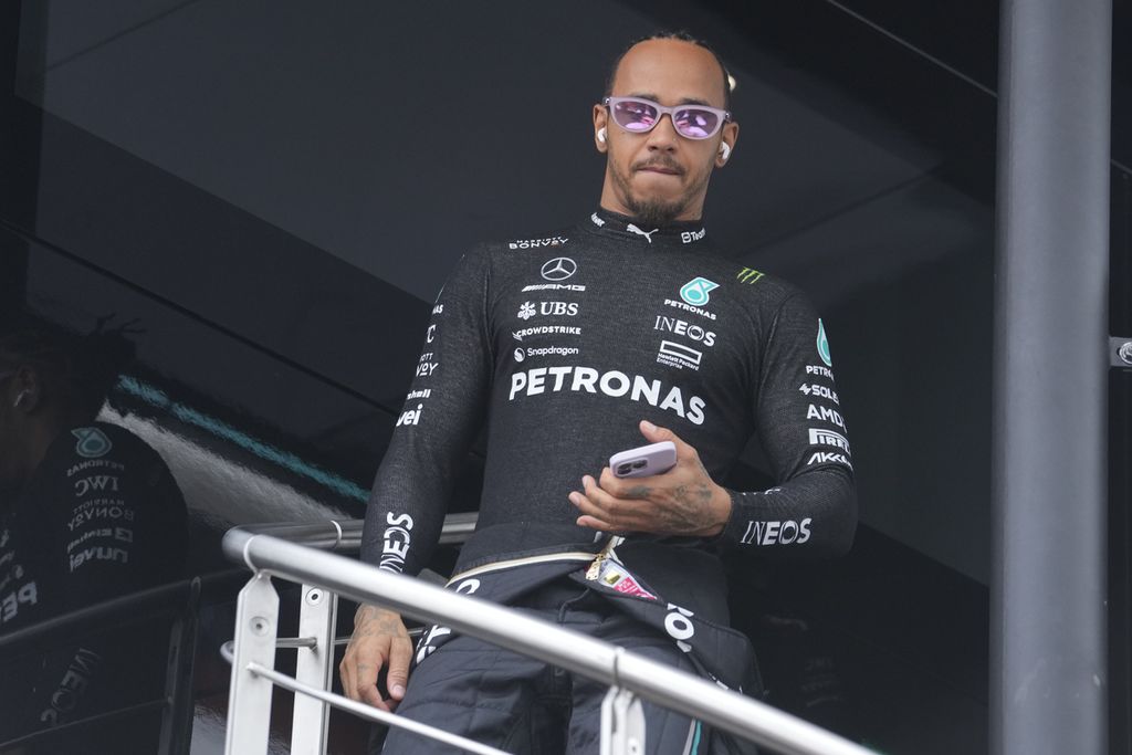 Pebalap Mercedes, Lewis Hamilton, bersiap menjelang sesi latihan bebas ketiga Grand Prix Inggris di Sirkuit Silverstone, Sabtu (8/7/2023). Hamilton start dari posisi ketujuh pada balapan Minggu (9/7/2023).  
