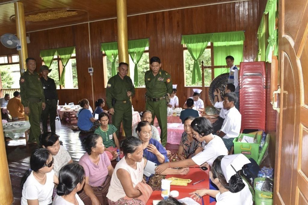 Dalam foto yang didistribusikan oleh Tim Informasi Berita Militer Myanmar, Minggu (22/9/2024), pejabat militer meninjau korban banjir yang menerima perawatan medis di kota Loikaw, Negara Bagian Kayah, Myanmar. 