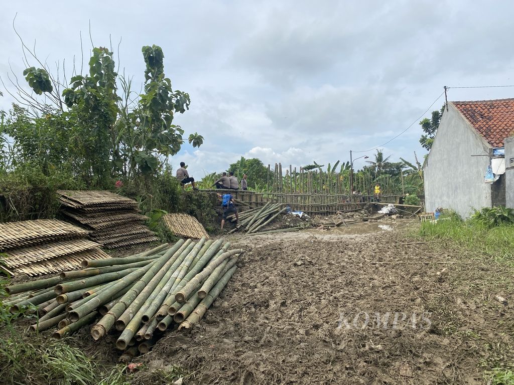 Petugas memperbaiki tanggul Sungai Pengkol yang jebol di Perumahan Dinar Indah, Kelurahan Meteseh, Kecamatan Tembalang, Kota Semarang, Jawa Tengah, Minggu (8/1/2023). 