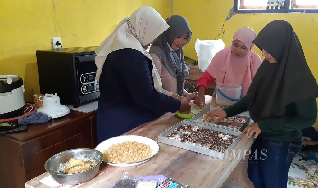 Beberapa mantan pekerja migran di Desa Wuluhan, Kecamatan Wuluhan, Kabupaten Jember, membuat kue kering untuk dijual, Jumat (11/3/2022). Usaha ini bagian dari pemberdayaan ekonomi agar mereka tak tergiur kembali bekerja di luar negeri sebagai pekerja informal.
