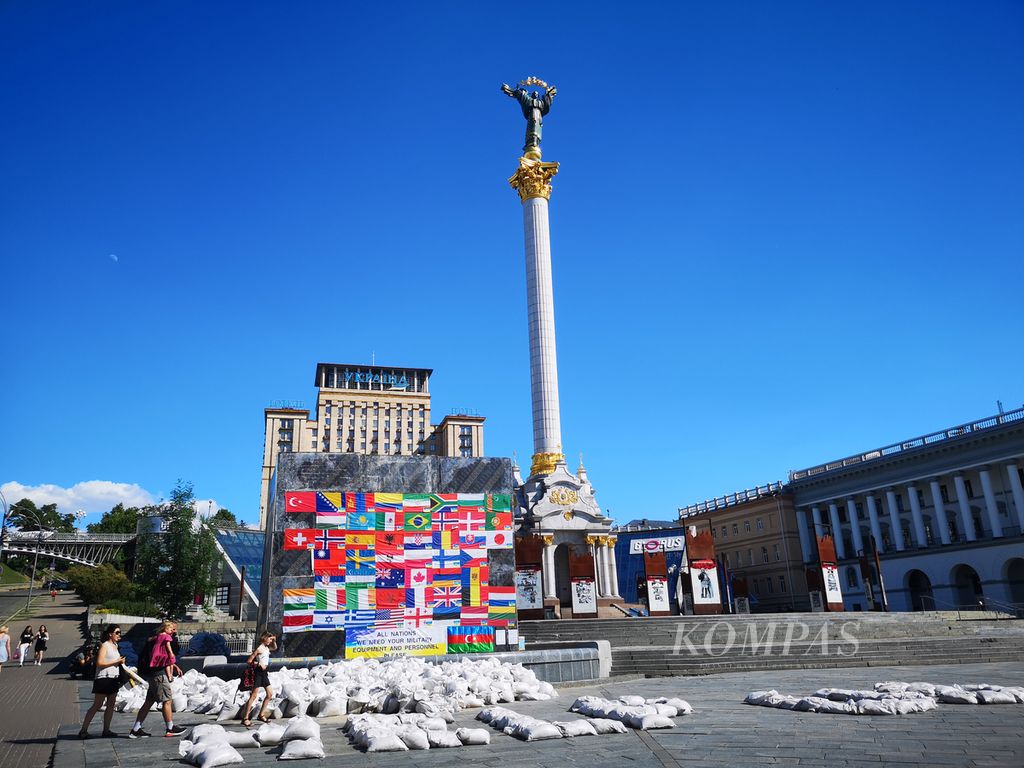 Suasana di Lapangan Maidan di kota Kyiv, Ukraina, Rabu (8/6/2022). Warga mulai beraktivitas kembali di Kyiv meskipun operasi militer Rusia di Ukraina masih berlangsung. Situasi mulai berlangsung normal, yang ditandai dengan beroperasinya pusat perbelanjaan, kedai makanan, kios, dan kantor perbankan. 