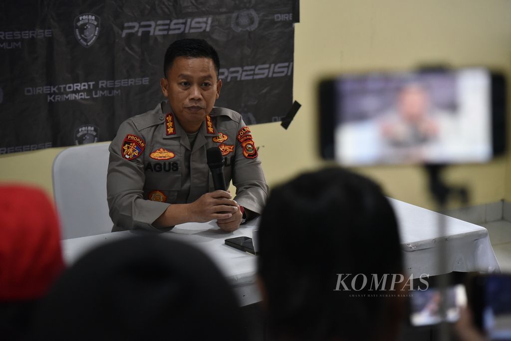 Kepala Bidang Propam Kombes Agus Halimudin memberikan keterangan mengenai kasus anggota Polres Lubuk Linggau yang menembak <i>debt collector</i> di Palembang yang baru menyerahkan diri dalam konferensi pers di Markas Polda Sumsel, Palembang, Senin (25/3/2024).