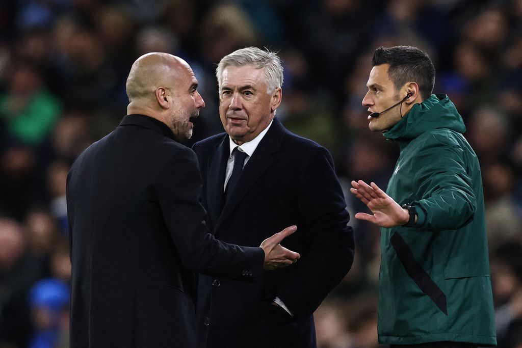 Manajer Manchester City Pep Guardiola (kiri) dan Pelatih Real Madrid Carlo Ancelotti (tengah) berbicara dengan petugas pada Liga Champion di Stadion Etihad, pertengahan April 2024.