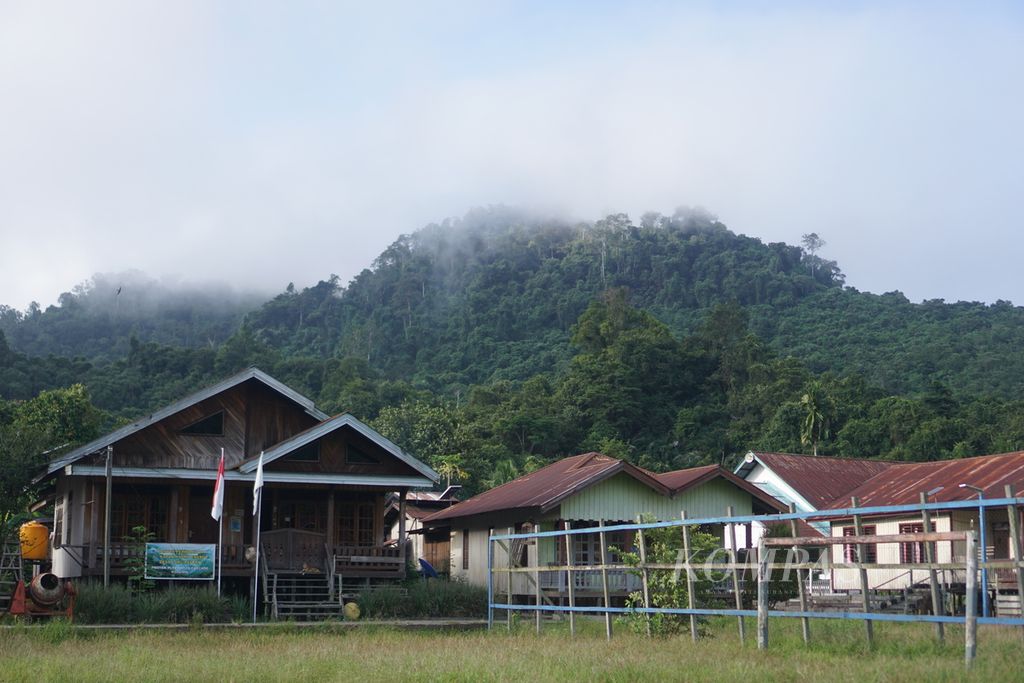 Suasana pagi di Desa Long Pelaban, Kecamatan Peso, Kabupaten Bulungan, Kalimantan Timur, Selasa (24/10/2023).