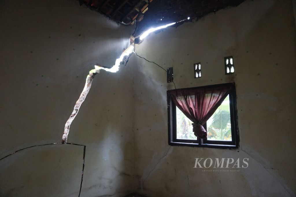 Dinding dan atap rumah retak di Desa Karangkemiri, Kecamatan Jeruklegi, Kabupaten Cilacap, Jawa Tengah, akibat pergerakan tanah, Kamis (13/9/2022). Total 13 rumah rusak akibat pergerakan tanah ini.