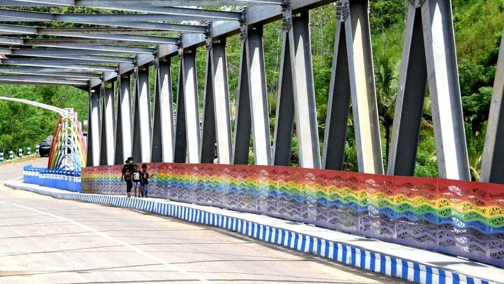 Kondisi Jembatan "Jurang Mayit" yang kini memiliki nama baru Jembatan Pelangi di Desa Srigonco, Kecamatan Bantur, Kabupaten Malang, Jawa Timur, yang diresmikan oleh Gubernur Jawa Timur Khofifah Indar Parawansa, Kamis (7/4/2022).