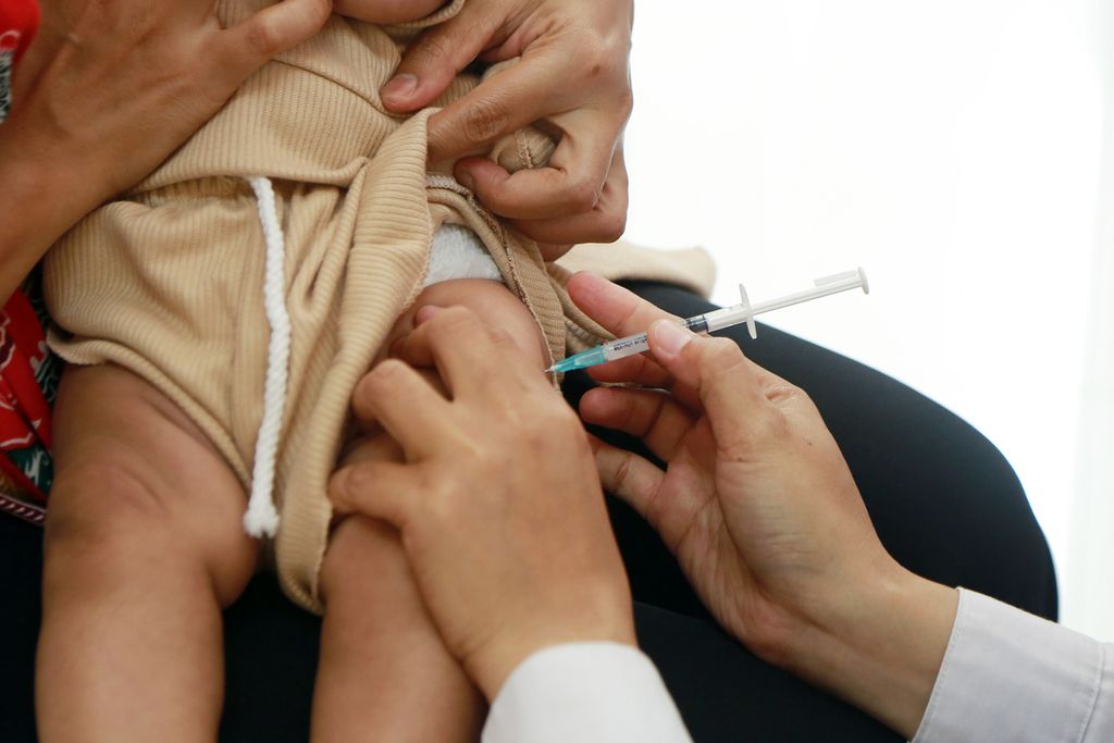 Seorang balita menerima vaksin polio suntik (IPV) di Puskesmas Gambir, Jakarta Pusat, Rabu (07/12/2022). 