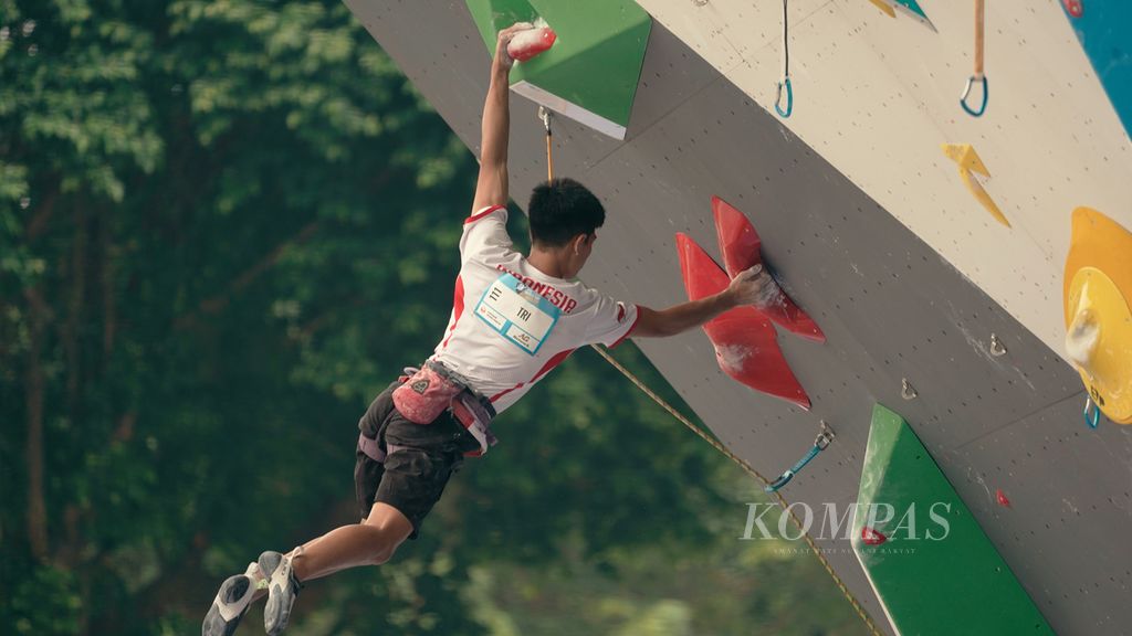 Aksi atlet panjat tebing Indonesia Putra Tri Ramdhani dalam kualifikasi babak pertama seri ke-12 Piala Dunia Panjat Tebing 2022 nomor <i>lead </i>di SCBD Park, Jakarta, Minggu (25/9/2022). Putra gagal lolos ke semifinal setelah menyelesaikan kualifikasi di urutan ke-31. 