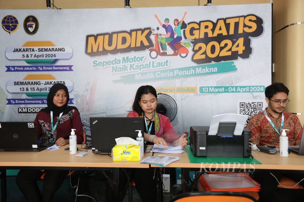 Petugas memverifikasi data peserta mudik gratis di Kantor Kementerian Perhubungan, Jakarta, Kamis (21/3/2024).