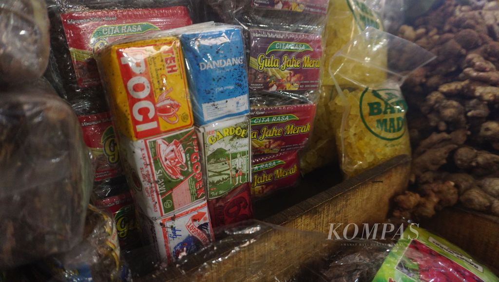 Paket teh berbagai merek yang bisa dijadikan teh oplosan di Pasar Gede, Kota Surakarta, Jawa Tengah, Selasa (16/8/2022).