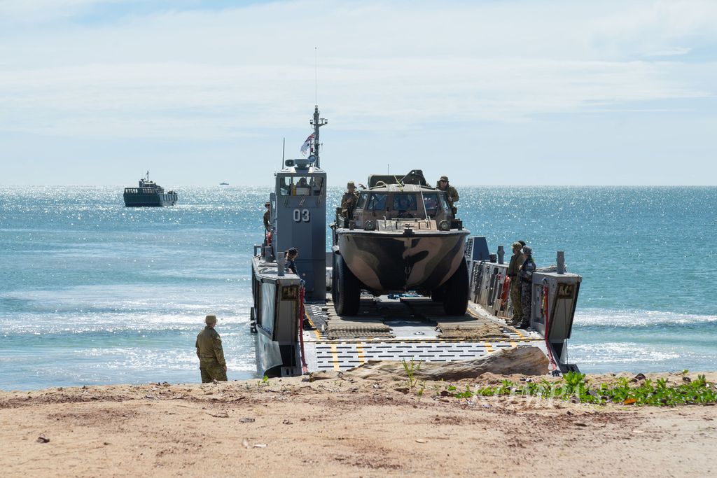 Royal Australian Army menggunakan<i> lite landing craft</i> (LLC) untuk mengangkut pasukan dan kendaraan lapis baja saat melakukan simulasi serangan amfibi di Pantai Todak, Pulau Singkep, Kabupaten Lingga, Kepulauan Riau, Minggu (20/11/2022). 