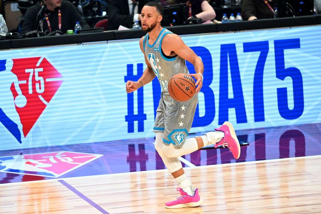 Stephen Curry dari tim LeBron mendribel bola dalam pertandingan NBA All Star antara Tim LeBron dan Tim Durant di Arena Rocket Morgage Fieldhous, Cleveland, Ohio, Senin (21/2/2022) siang WIB. Tim LeBron mengalahkan Tim Durant, 163-160.