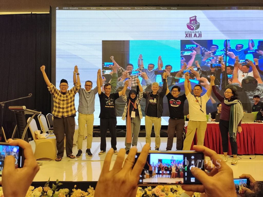 The four pairs of candidates for the Chairman-Secretary General of the Alliance of Independent Journalists (AJI) held hands together after undergoing the elections in the 12th AJI Congress in Palembang, South Sumatra, on Sunday (5/5/2024).
