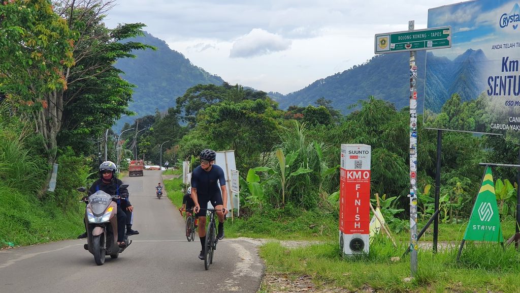Pesepeda menempuh jalur menanjak menuju titik Nol Kilometer Sentul di Bojong Koneng, Jawa Barat, Sabtu (19/11/2022). Jalur bersepeda sepanjang 10 kilometer yang dimulai dari Taman Budaya, Sentul, ini dikenal lebih terjal dari jalur satunya yang dimulai dari depan perumahan Rainbow Hills. 