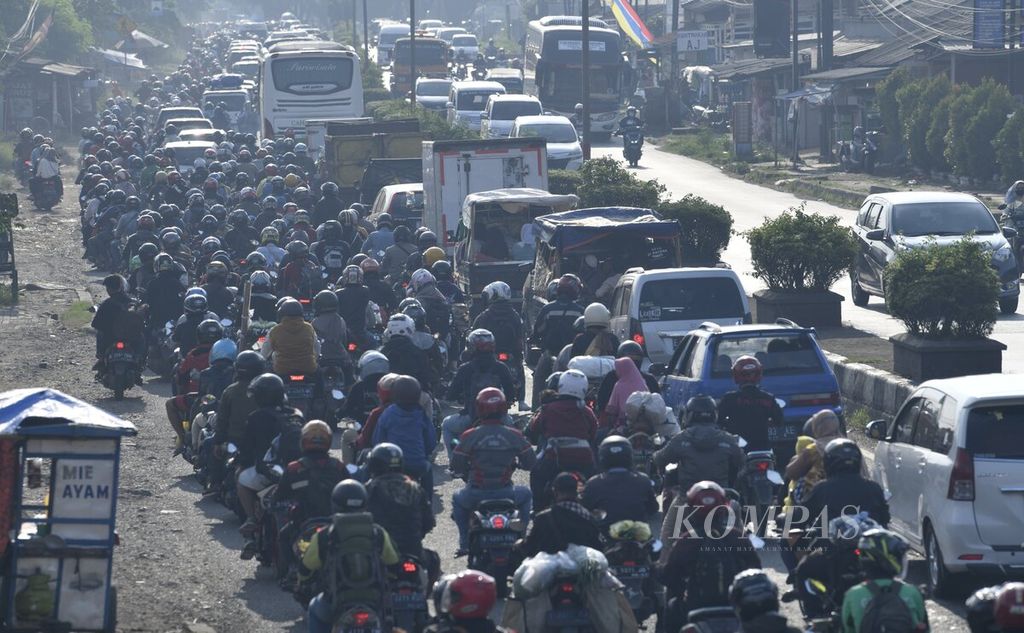 Sepeda motor para pemudik yang akan kembali ke Jakarta dan sekitarnya berjubel saat melewati jalur pantura di kawasan Klari, Karawang, Jawa Barat, Minggu (8/5/2022). 