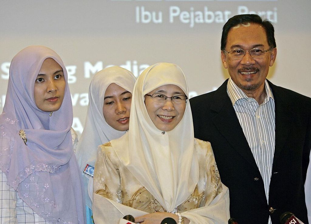 Anwar Ibrahim bersama istrinya, Wan Azizah Wan Ismail (kedua dari kanan), dan putri mereka, Nurul Hana (kedua dari kiri) dan Nurul Izzah (kiri), setelah jumpa pers di Kuala Lumpur, Malaysia, Kamis (31/7/2008). Anwar tiba di Jakarta pada Minggu (8/1/2023) sore dalam lawatan dua hari di Indonesia.