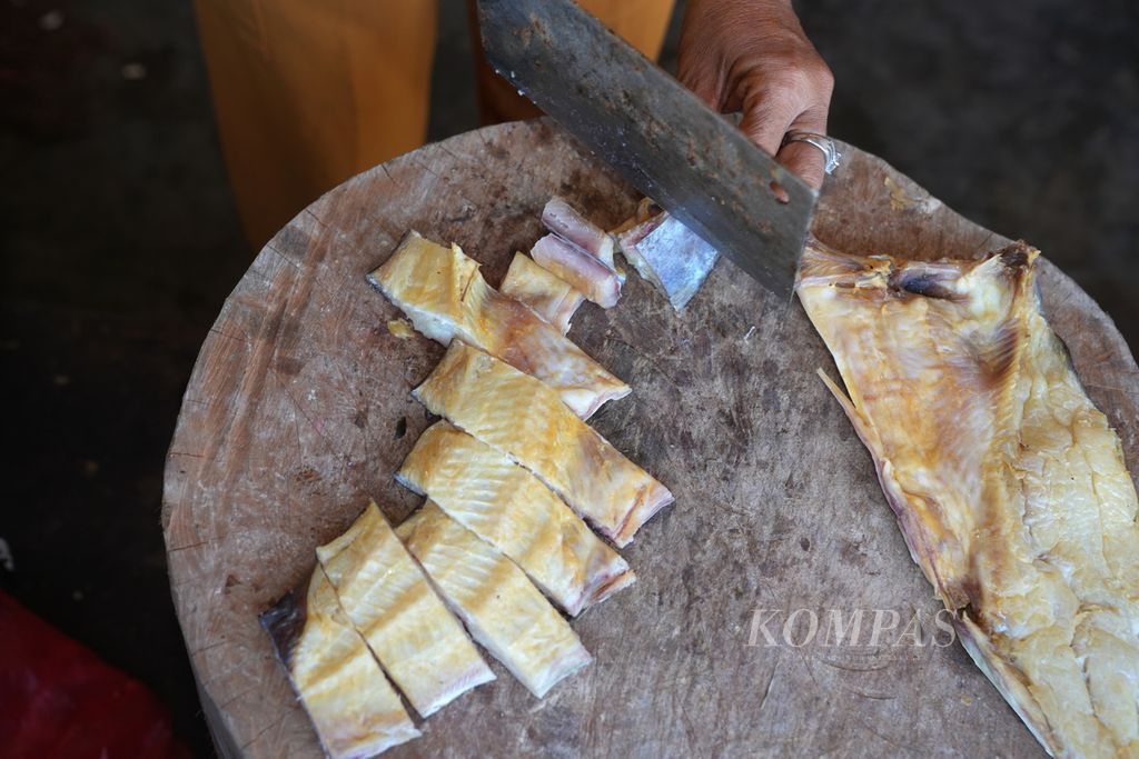 Imasitoh cuts jambal roti salted fish in Pangandaran Village, Pangandaran District, Pangandaran Regency, West Java, Monday (6/5/2024). 
