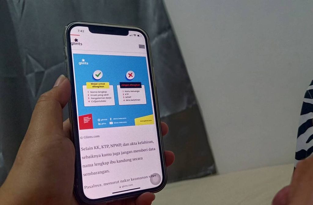 Seorang perempuan melihat panduan pencarian lowongan kerja yang disediakan platform Glints, Rabu (21/8/2024). Dalam panduan itu dijelaskan sejumlah data yang wajar dan tidak wajar untuk dibagikan ketika melamar kerja.