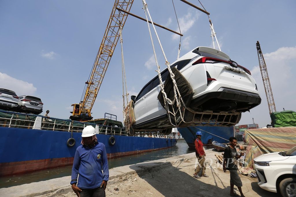 Pekerja menaikkan mobil baru ke atas kapal barang untuk dikirim ke Tanjung Pinang, Kepulauan Riau, di Pelabuhan Sunda Kelapa, Jakarta, Sabtu (5/8/2023). Menurut data Gabungan Industri Kendaraan Bermotor Indonesia (Gaikindo), penjualan mobil ritel pada semester I tahun ini mencapai 502.536 unit. 