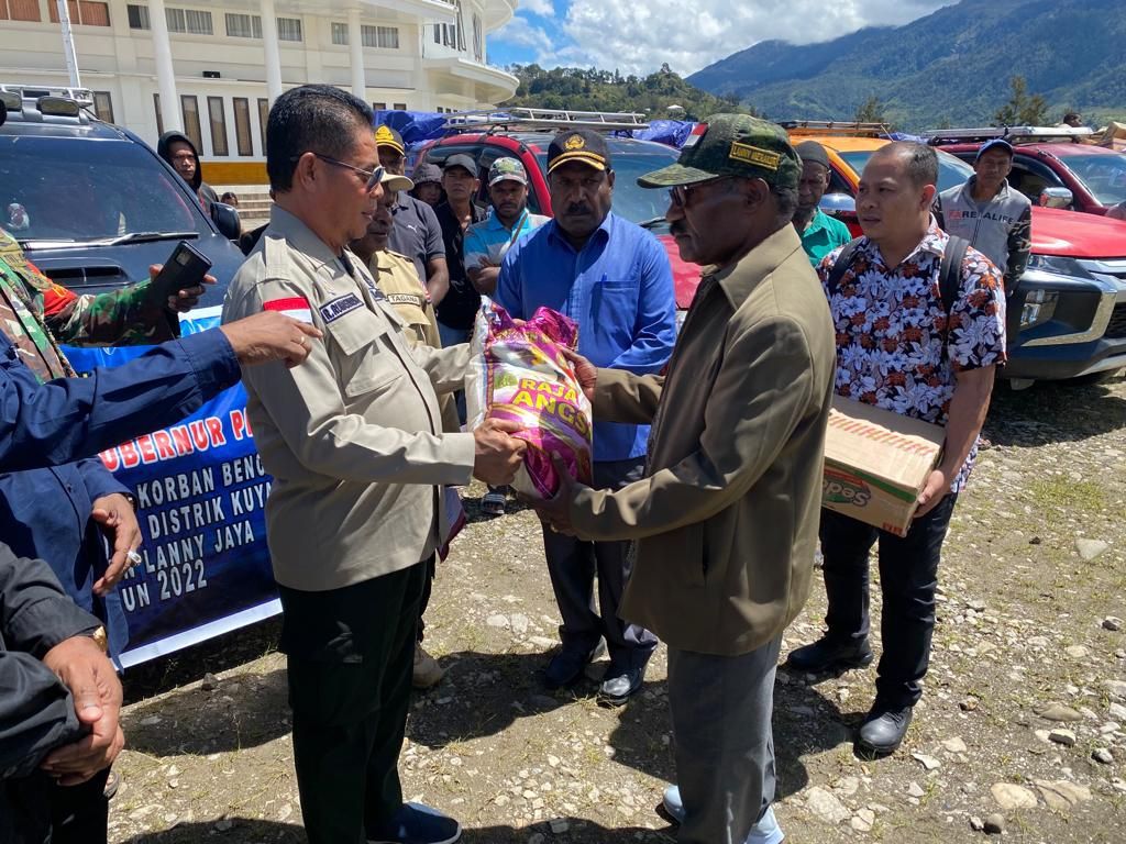 Sekretaris Daerah Pemprov Papua Muhammad Ridwan Rumasukun menyerahkan bantuan bahan makanan pokok kepada Pemkab Lanny Jaya di Distrik Tiom, Kabupaten Lanny Jaya, Sabtu (6/8/2022).