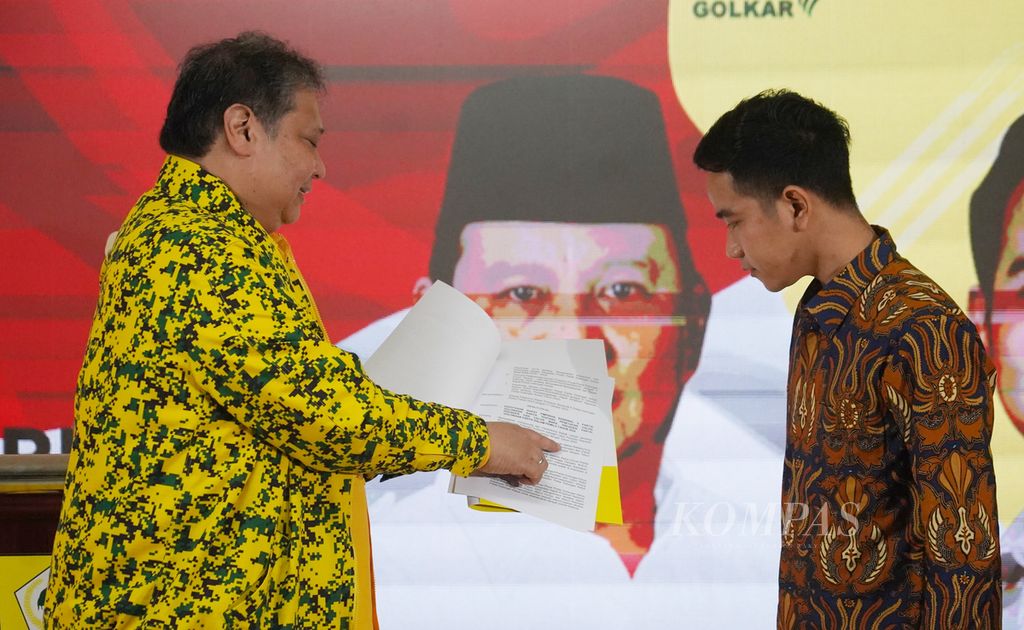 Bakal calon wakil presiden yang diusung Partai Golkar Gibran Rakabuming Raka saat melihat surat keputusan Partai Golkar yang ditunjukkan Ketua Umum Partai Golkar Airlangga Hartarto (kiri) dalam Rapat Pimpinan Nasional Partai Golkar di Kantor DPP Partai Golkar, Jakarta, Sabtu (21/10/2023). 