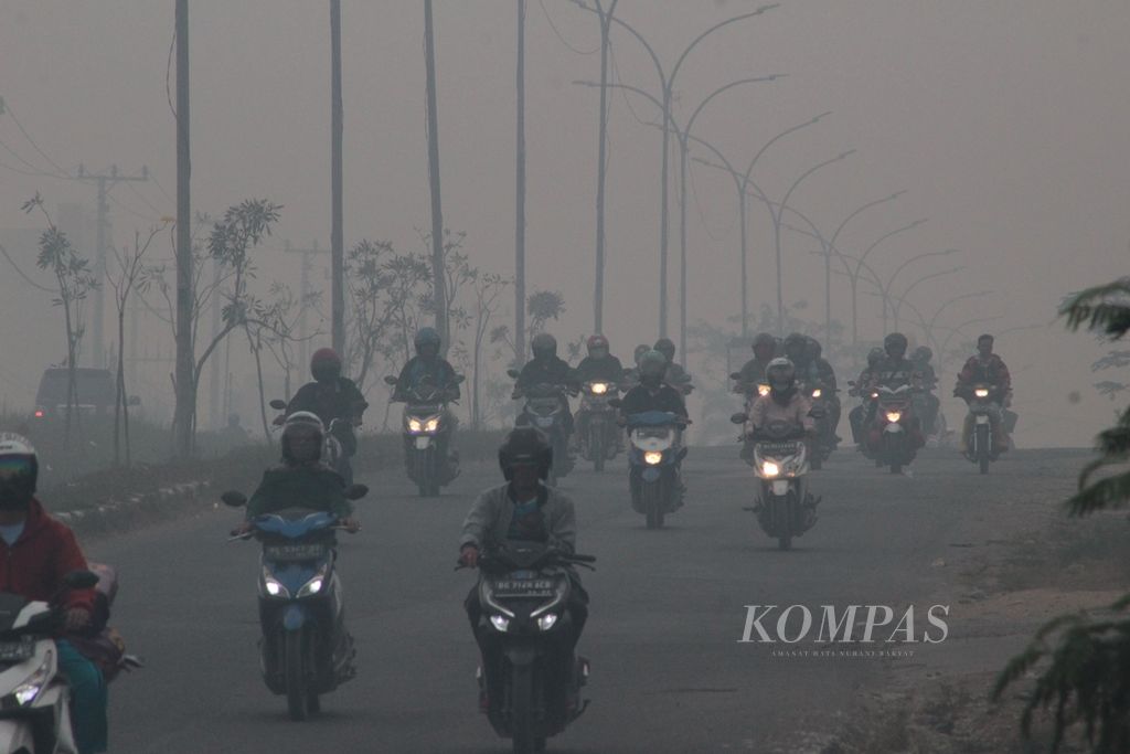 Kabut asap masih terjadi di Kota Palembang, Sumsel, Selasa (15/10/2019). Udara Palembang juga masuk dalam kategori berbahaya. Badan Penanggulangan Bencana Daerah (BPBD) Sumsel menambah armada helikopter untuk menanggulangi api.