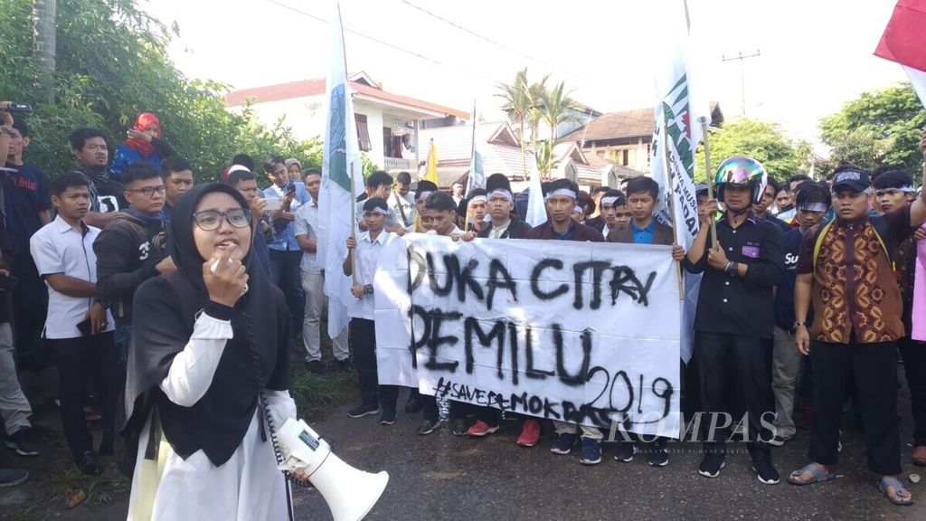 Ilustrasi. Mahasiswa yang sebagian besar tergabung dalam KAMMI Padang berunjuk rasa di kantor KPU Sumatera Barat, Padang, Sumbar, Rabu (22/5/2019). Massa melancarkan kritik atas banyak persoalan dalam pemilu kali ini.
