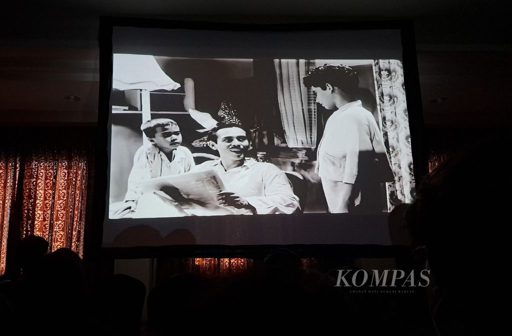 Cuplikan adegan film yang diproduseri Usmar Ismail, <i>Djenderal Kantji</i> (1958), yang diputar dalam program Putar Film Usmar di Kota Kelahiran, Kota Bukittinggi, Sumatera Barat, Kamis (28/3/2024). 