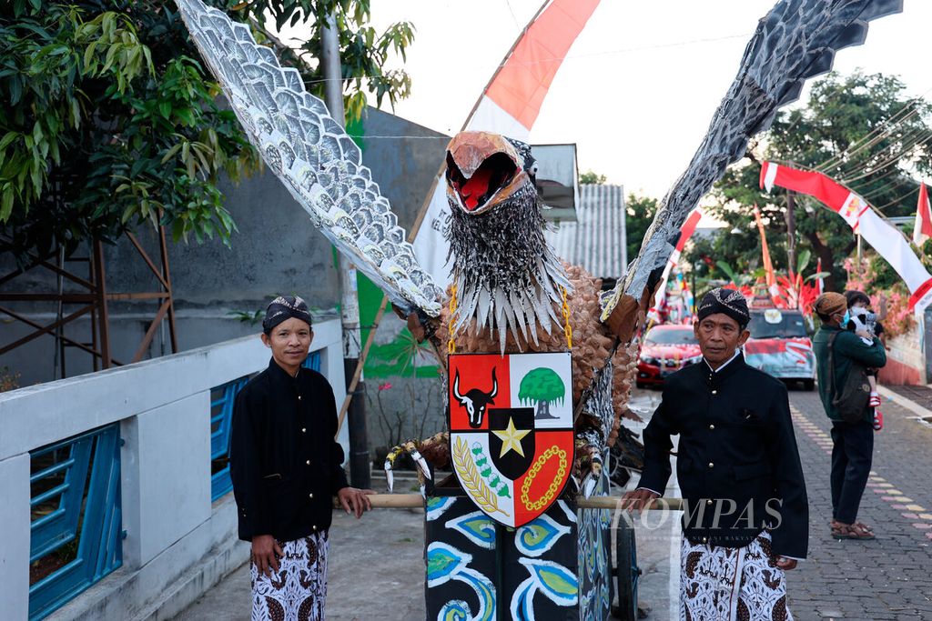 Replika burung garuda yang dibuat warga dari kertas sebelum diarak untuk mengikuti karnaval HUT Ke-77 RI di Kampung Waru, Kecamatan Banyumanik, Kota Semarang, Jawa Tengah, Minggu (7/8/2022). Acara tersebut menjadi bagian untuk membangun nasionalisme. 