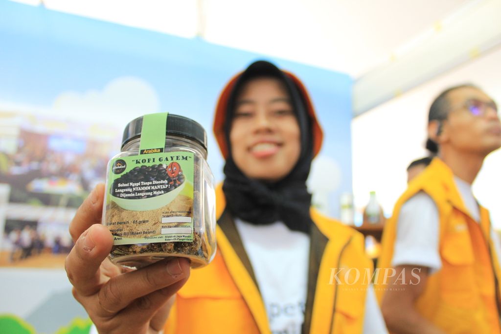 Iis Sunisih, petani milenial asal Pangandaran, Jawa Barat, memperlihatkan inovasi produlknya, kopi gayem, di Bandung, Selasa (30/5/2023). Kopi gayem adalah salah satu alternatif menikmati kopi tanpa diseduh air.