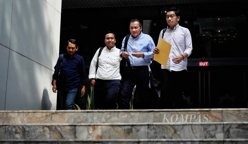 Mantan Wakil Ketua KPK Saut Situmorang (kedua dari kanan) dan peneliti Indonesia Corruption Watch (ICW), Kurnia Ramadhana (kanan), saat bersama beberapa perwakilan Koalisi Masyarakat Sipil Kawal Pemilu Bersih keluar dari Gedung Mahkamah Agung, Jakarta, Senin (12/6/2023). 