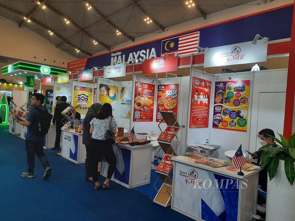 Sejumlah stan waralaba Malaysia ikut berpartisipasi dalam Waralaba Internasional, Lisensi, dan Pameran serta Konferensi Konsep Bisnis (IFRA) 2023 di ICE BSD, Tangerang, Banten, Jumat (25/8/2023). Setidaknya ada 12 jenama Malaysia yang ikut berpartisipasi dalam pameran waralaba ini. Kompas/Yosepha Debrina R Pusparisa 25/8/2023