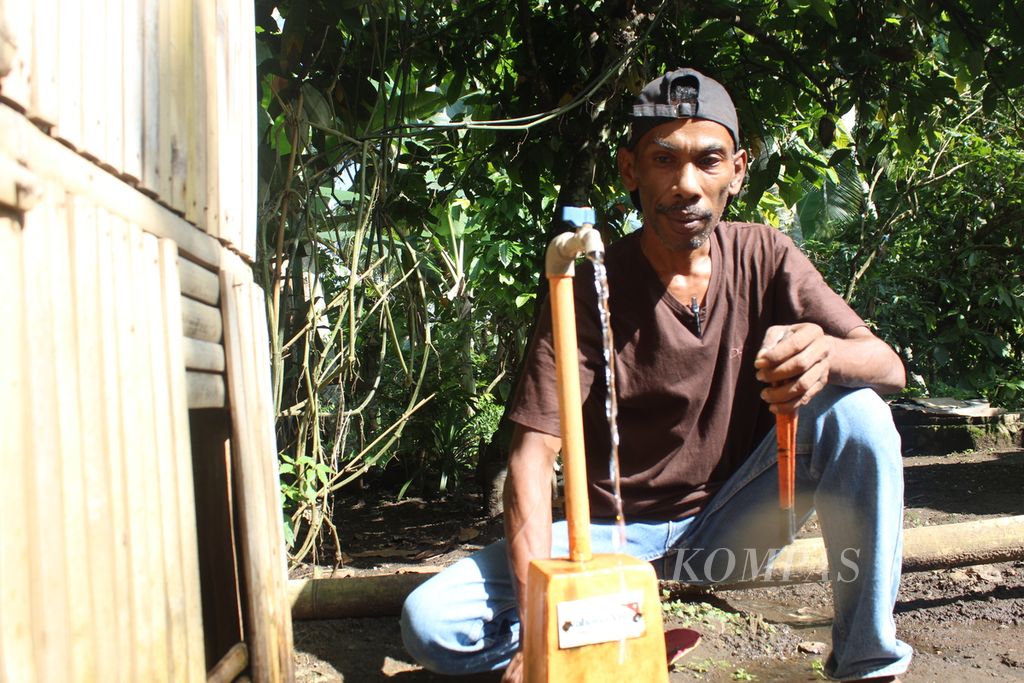 Seorang petugas hendak memperbaiki jaringan air di Desa Randoria, Kecamatan Detusoko, Kabupaten Ende, Nusa Tenggara Timur, Kamis (21/3/2024). 