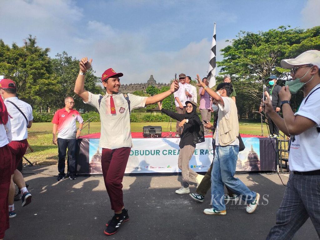 Sejumlah peserta Borobudur Creative Race antusias untuk mulai berkompetisi, Sabtu (17/9/2022). Sembari berlari, sebagian peserta tampak mengabadikan momen keterlibatannya dengan berswafoto.